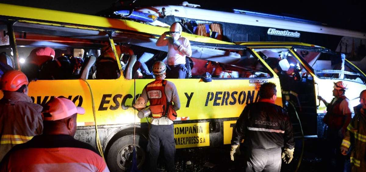 Elementos de Rescate de la Comisi&oacute;n de Tr&aacute;nsito del Ecuador (CTE), Polic&iacute;a y bomberos colaboraron en el accidente.