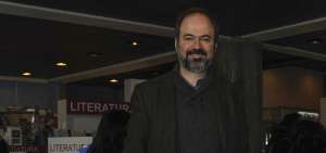 Juan Villoro en una de sus visitas a Quito. Ha escrito sobre tragedias como los terremotos en M&eacute;xico y Chile. Es cronista, fabulador y ensayista