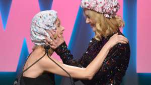 Las actrices Naomi Watts y Nicole Kidman se besaron en los Women In Films Crystal + Lucy Awards para pedir igualdad salarial entre sexos. "He tardado 33 a&ntilde;os en besar a una mujer con un gorro de ducha", dijo Kidman.