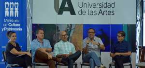 De izquierda a derecha: la curadora Matilde Ampuero y los integrantes de La Artefactor&iacute;a Marco Alvarado, Marcos Restrepo, Xavier Pati&ntilde;o y Jorge Velarde.
