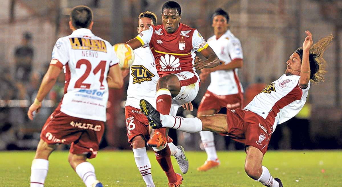 En la primera final, Santa Fe y Hurac&aacute;n empataron sin goles. El ecuatoriano Daniel Angulo (centro) ser&iacute;a titular nuevamente esta noche. Foto: AFP