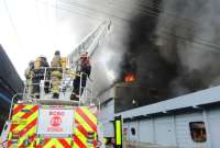 40 efectivos trabajan para controlar el incendio.