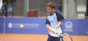 El tenista Pedro Sousa, de Portugal, devuelve un tiro durante el partido de ayer ante el argentino Gonzalo Villanueva, en Samborond&oacute;n.  