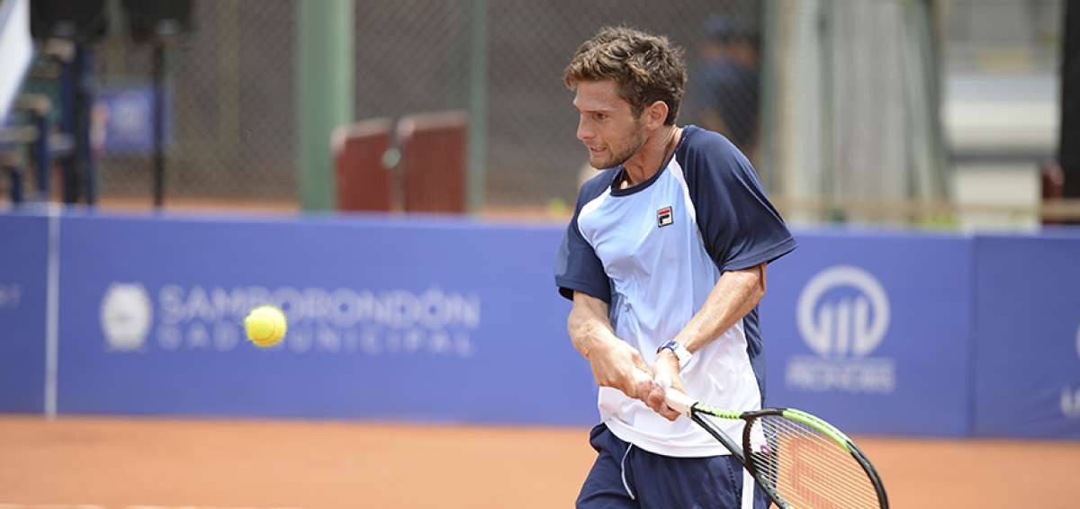 El tenista Pedro Sousa, de Portugal, devuelve un tiro durante el partido de ayer ante el argentino Gonzalo Villanueva, en Samborond&oacute;n.  