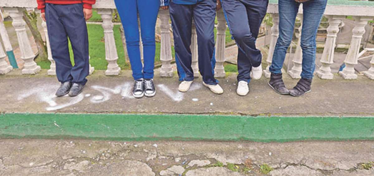 Los j&oacute;venes que crecieron solos o con sus t&iacute;os en Chunchi se refugian entre ellos. Un punto de encuentro es la plaza central del cant&oacute;n, que tiene se&ntilde;al Wi-Fi. Foto: Francisco Ipanaqu&eacute; / El Tel&eacute;grafo