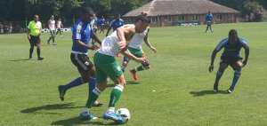 Jugadores de los 'el&eacute;ctricos' disputan el bal&oacute;n ante los de Banfield.