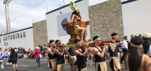 La silla en forma de U es utilizada como mucha frecuencia para complementar alegor&iacute;as y coreograf&iacute;as en la ciudad de Manta. Estudiantes del colegio Jocay estuvieron presentes con su tema de la cultura Mante&ntilde;a en el desfile por las fiestas del puerto manabita, a inicios de noviembre.