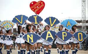 Un grupo de chicas, luciendo coloridos trajes, hizo una coreograf&iacute;a para destacar a Napo. Foto: Cortes&iacute;a Presidencia de la Rep&uacute;blica