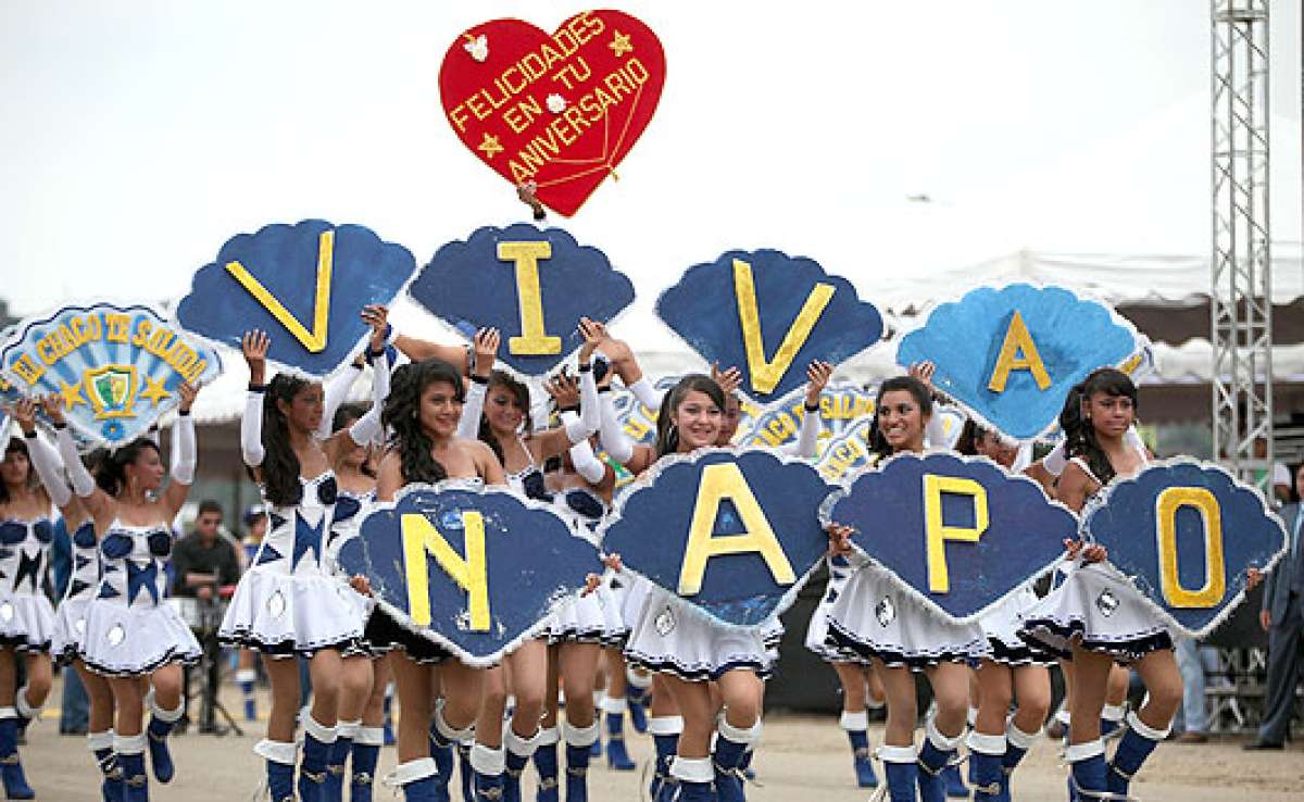 Un grupo de chicas, luciendo coloridos trajes, hizo una coreograf&iacute;a para destacar a Napo. Foto: Cortes&iacute;a Presidencia de la Rep&uacute;blica
