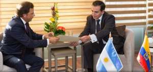 El embajador argentino (i) entrega al canciller subrogante Rolando Su&aacute;rez los documentos que lo acreditan como jefe de la misi&oacute;n diplom&aacute;tica de su pa&iacute;s en Ecuador. 
