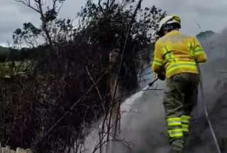 Bomberos controlan incendio forestal en Portete, provincia de Azuay