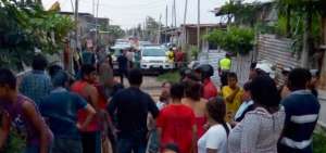 Los vecinos acudieron para auxiliar a la peque&ntilde;a v&iacute;ctima.