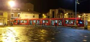 Por primera vez, el tranv&iacute;a recorri&oacute; el centro hist&oacute;rico el domingo en la noche. La m&aacute;quina lleg&oacute; hasta la Av. Huayna C&aacute;pac en Cuenca.