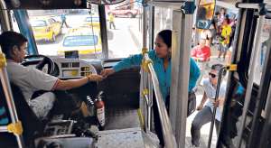 Mientras la ciudadan&iacute;a pide un mejor servicio en la transportaci&oacute;n, &Oacute;scar Intriago resalta que en su unidad los pasajeros reciben atenci&oacute;n de primera. Foto: Rodolfo P&aacute;rraga / El Tel&eacute;grafo