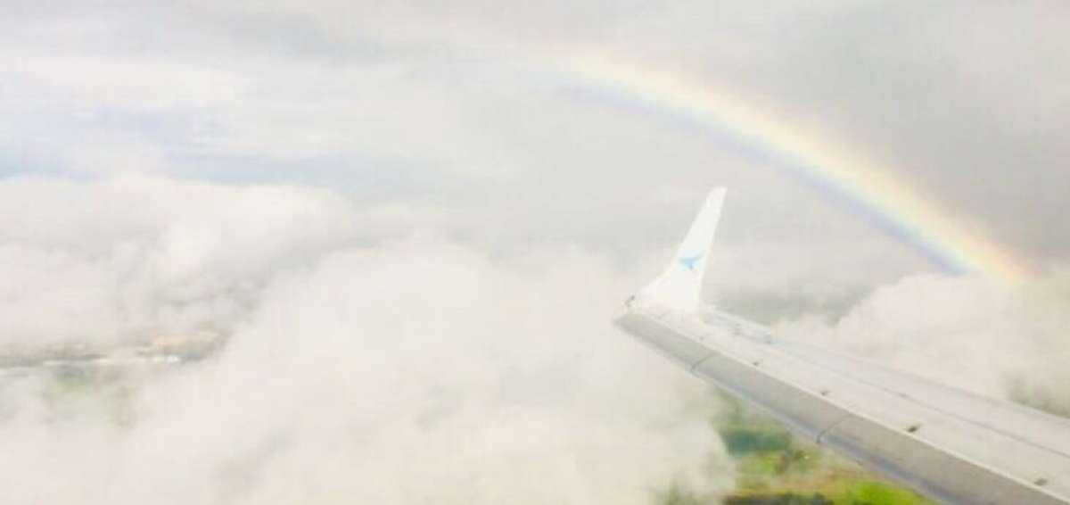 El avi&oacute;n lleg&oacute; a Bogot&aacute; a las 09:00 y fue recibido por un arcoiris.