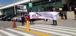 Colectivos de mujeres protestaron a las afueras del complejo judicial de Calder&oacute;n, en el norte de Quito, por la sentencia de 6 meses contra Sebasti&aacute;n C.