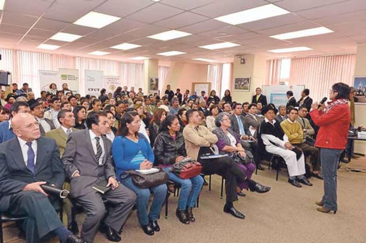 Cecilia Chac&oacute;n, viceprefecta de Tungurahua, explica a los 9 alcaldes y 44 presidentes de las Juntas Parroquiales los objetivos generales. Fotos: Roberto Ch&aacute;vez | El Tel&eacute;grafo