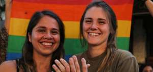 GUAYAQUIL.- Diana Miranda, de 30 a&ntilde;os, y Victoria Simmons, de 23, est&aacute;n comprometidas hace m&aacute;s de un a&ntilde;o. Se conocieron en &Aacute;frica. Luego de la aprobaci&oacute;n que hizo la Corte Constitucional ambas decidieron casarse en julio.