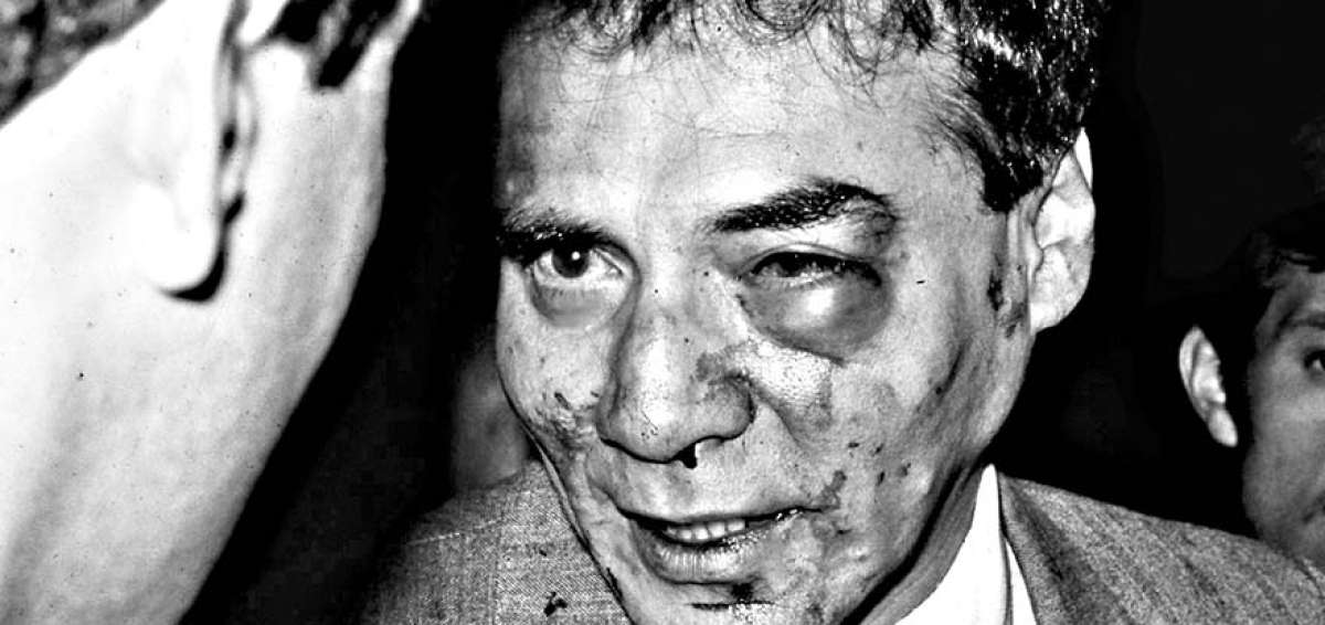 Octubre de 1990. El diputado Mahuad es agredido por legisladores del PRE al oponerse a la admist&iacute;a para Bucaram.