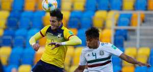 El delantero Leonardo Campana (i), de Ecuador, disputa un bal&oacute;n a&eacute;reo con el defensa mexicano Efra&iacute;n Orona, durante el partido de este mi&eacute;rcoles 29 de mayo en Gdynia.