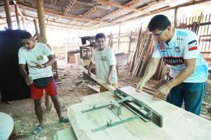 Para acceder a los beneficios de los artesanos, las personas deben tener un solo taller o local en donde colaboren m&aacute;ximo 15 operarios y 5 aprendices. Foto: Archivo / El Tel&eacute;grafo