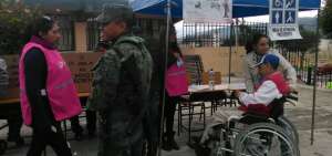 Personas con discapacidad acudieron a sufragar en Chimborazo