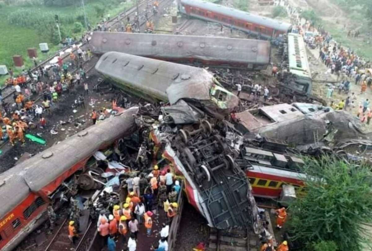 Fatal choque de trenes en India deja 288 muertos y 900 heridos