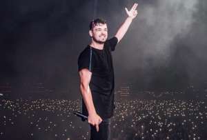 El DJ incluyó una canción ecuatoriana en honor a las Fiestas de Quito.