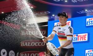 Greipel fue el m&aacute;s fuerte y consigui&oacute; su tercera victoria de etapa en el Giro. Foto: Agencia AFP