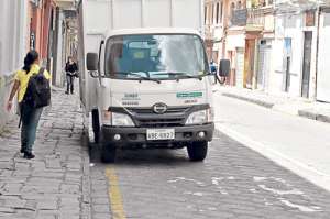 La Empresa Municipal de Movilidad (EMOV), desde ayer, inici&oacute; una campa&ntilde;a para evitar que los choferes se estacionen en espacios prohibidos. Foto: Fernando Machado/El Tel&eacute;grafo