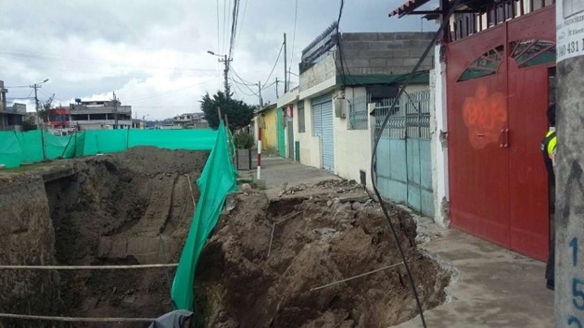 El deslizamiento afect&oacute; al acceso a 2 viviendas debido al colapso de la acera. Foto: Cortes&iacute;a