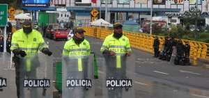  Polic&iacute;as colombianos montan guardia para impedir el paso de migrantes venezolanos, en el Puente Internacional de Rumichaca.
