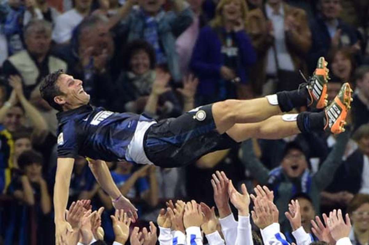 Los jugadores del Inter, alzaron a Zanetti tras dar la vuelta ol&iacute;mpica con su familia. FOTO: AFP