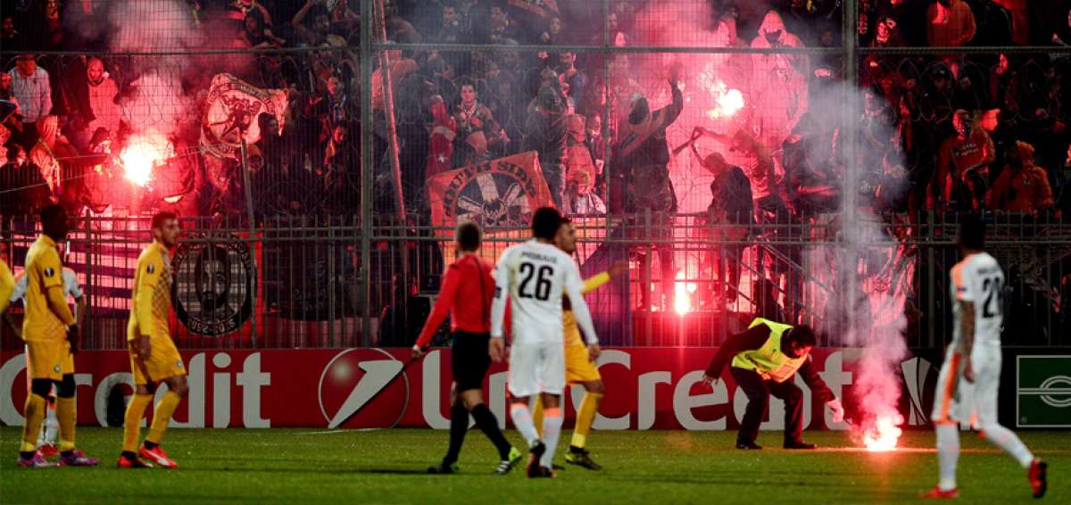 Los partidos de f&uacute;tbol en Grecia son considerados de alto riesgo debido a la enemistad de las barras de los equipos; la Polic&iacute;a siempre tiene trabajo extra.