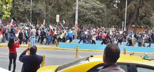 Una nutrida manifestaci&oacute;n ind&iacute;gena, a la que se sumaron organizaciones de la Amazon&iacute;a, recorre las calles de Quito.