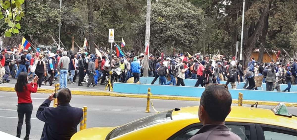 Una nutrida manifestaci&oacute;n ind&iacute;gena, a la que se sumaron organizaciones de la Amazon&iacute;a, recorre las calles de Quito.