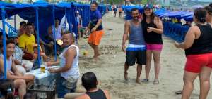 Turistas disfrutan del sol, la playa y los deportes en Manta