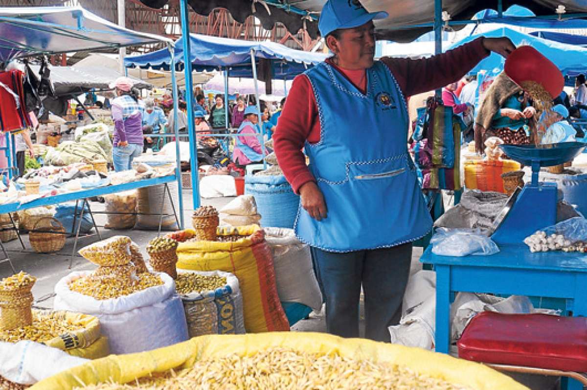 Las comidas populares tradicionales tienen un espacio en esta feria al aire libre. Los comensales arriban de diversos cantones de la provincia de Cotopaxi. Foto: Silvia Osorio / para El Tel&eacute;grafo