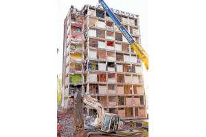 El grafiti no se opone al tiempo. El edificio, convertido en exposici&oacute;n, fue demolido ayer.
