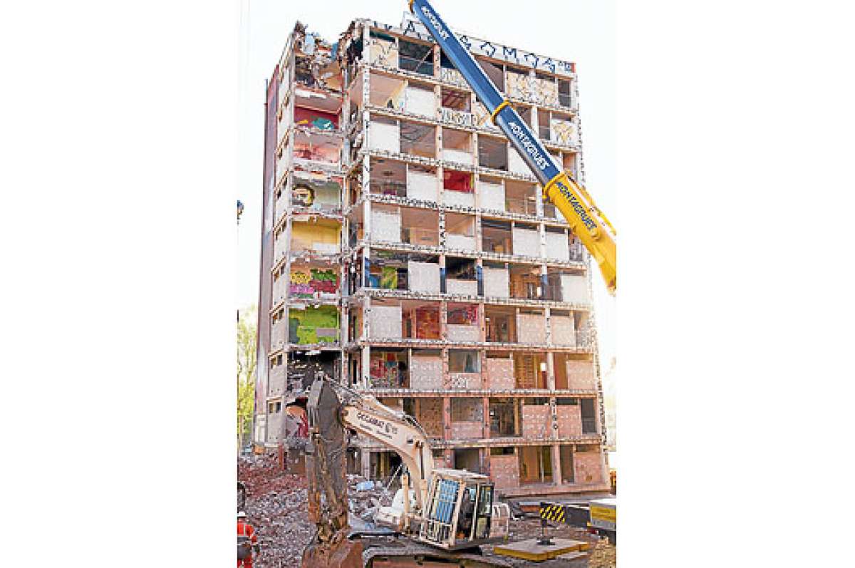 El grafiti no se opone al tiempo. El edificio, convertido en exposici&oacute;n, fue demolido ayer.