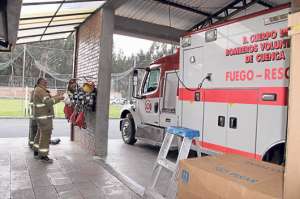 El Cuerpo de Bomberos de Cuenca tiene en sus filas m&aacute;s de ciento cincuenta personas. Foto: Jos&eacute; Luis LLivisaca |  El Tel&eacute;grafo