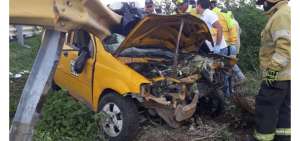 Un taxi se impact&oacute; contra una baranda de seguridad. El conductor muri&oacute;.