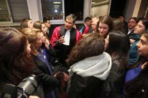 Luego de la entrega del reconocimiento el Jefe de Estado se reuni&oacute; con estudiantes de la universidad, quienes participaron en el evento. Foto: Cortes&iacute;a / Presidencia de la Rep&uacute;blica