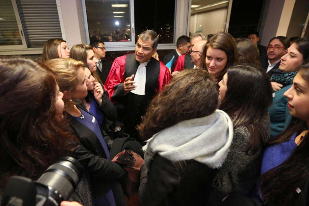 Luego de la entrega del reconocimiento el Jefe de Estado se reuni&oacute; con estudiantes de la universidad, quienes participaron en el evento. Foto: Cortes&iacute;a / Presidencia de la Rep&uacute;blica