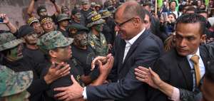 El vicepresidente Jorge Glas salud&oacute; a los simpatizantes del r&eacute;gimen. Foto: Daniel Molineros / El Tel&eacute;grafo 