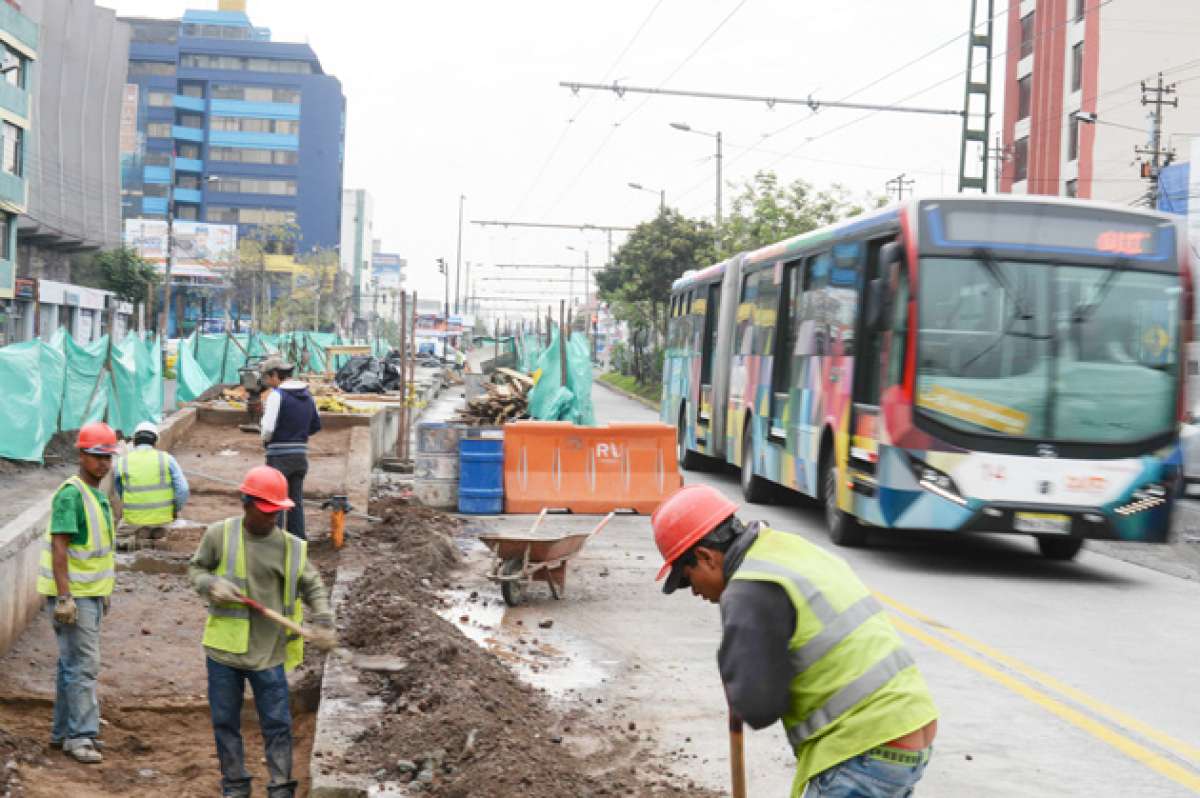 Catorce obreros laboran en la construcci&oacute;n de cada una de las nuevas paradas del sistema Troleb&uacute;s, que funciona hace 20 a&ntilde;os en la urbe. Foto: Daniel Molineros / El Tel&eacute;grafo