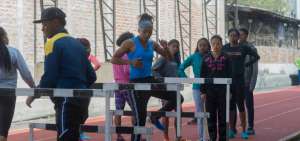 &Aacute;ngela Tenorio (azul) durante un ensayo en el estadio Los Chasquis, de Concentraci&oacute;n Deportiva de Pichincha.