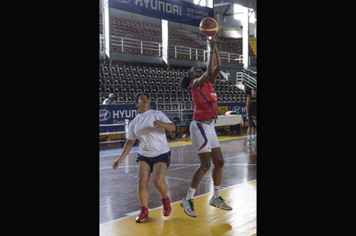 La senegalesa Astou Traore (der.) durante un entrenamiento en el Julio C&eacute;sar Hidalgo. FOTO: JOHN GUEVARA.