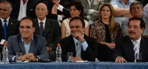 El l&iacute;der de Avanza, Ramiro Gonz&aacute;lez (i), Pa&uacute;l Carrasco, prefecto de Azuay (c), y Jaime Nebot, alcalde de Guayaquil, durante la cita en Cuenca.