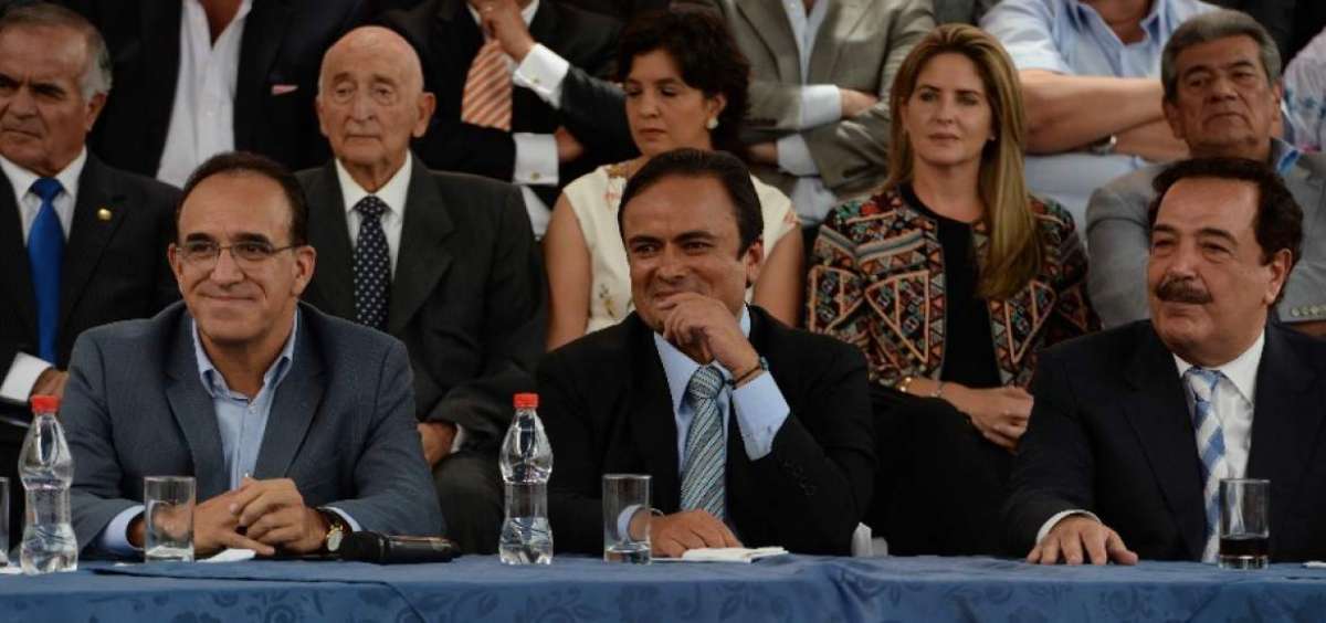 El l&iacute;der de Avanza, Ramiro Gonz&aacute;lez (i), Pa&uacute;l Carrasco, prefecto de Azuay (c), y Jaime Nebot, alcalde de Guayaquil, durante la cita en Cuenca.